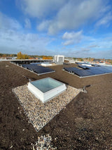 FDF neo-platdakvenster op een grinddak met zonnepanelen